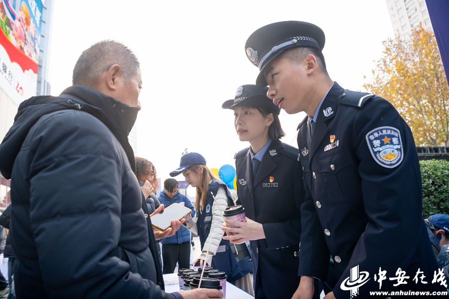 合肥市公安局蜀山分局警务广场开放日活动在蜀山区三里庵国购广场举办 (1).jpg